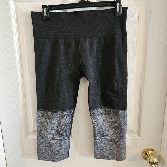 lululemon athletica Pants - Lululemon Seamlessly Street Crop Heathered Black Size 8 Yoga Athletic Workout